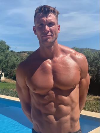 Love Island star shows off incredible body transformation as he poses topless