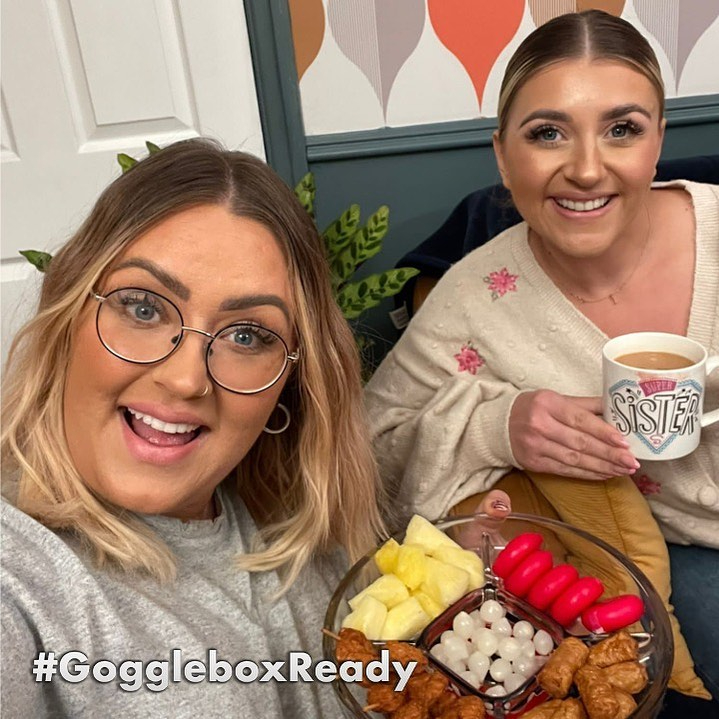 Gogglebox’s Ellie Warner looks glowing as she poses for snap with growing baby bump