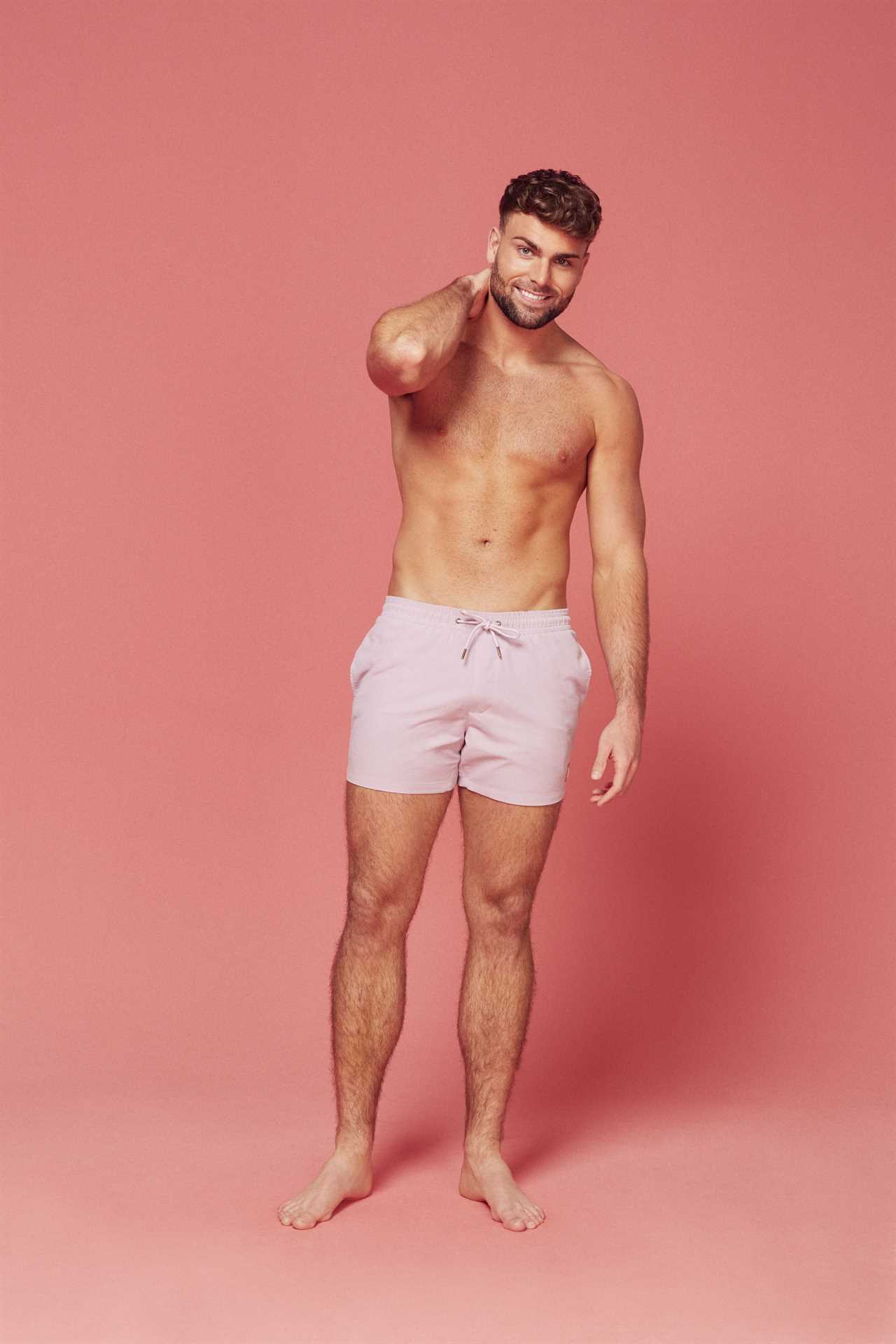 Love Island bombshell Tom Clare has a famous influencer sister who’s backing footballer’s attempt to get into the villa