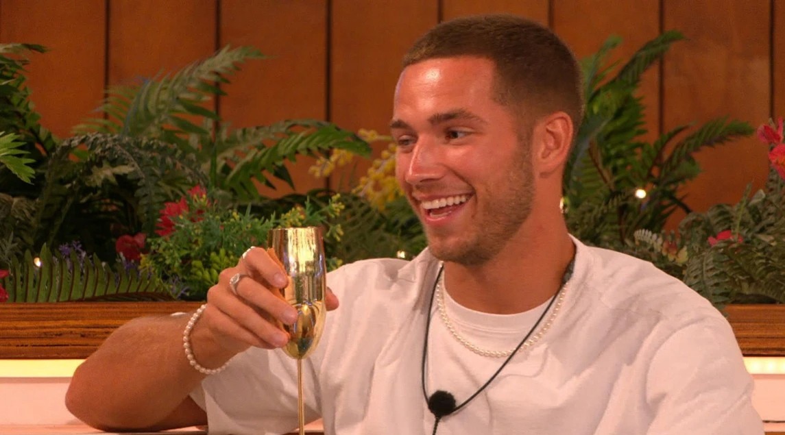 Tanyel’s mum snubs Ron on Love Island’s Aftersun as she predicts villa twist