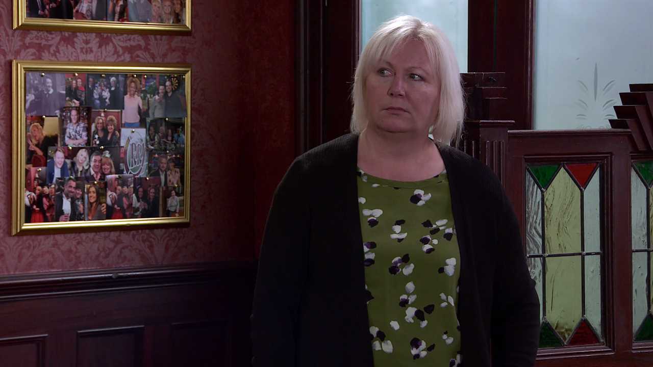 Coronation Street legend makes a shock return with a violent surprise