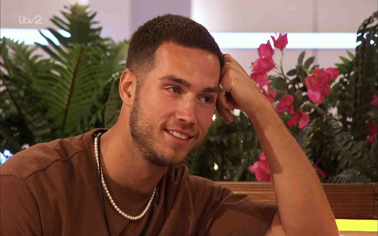 Love Island fans work out how Lana really feels about Ron after spotting ‘secret sign’