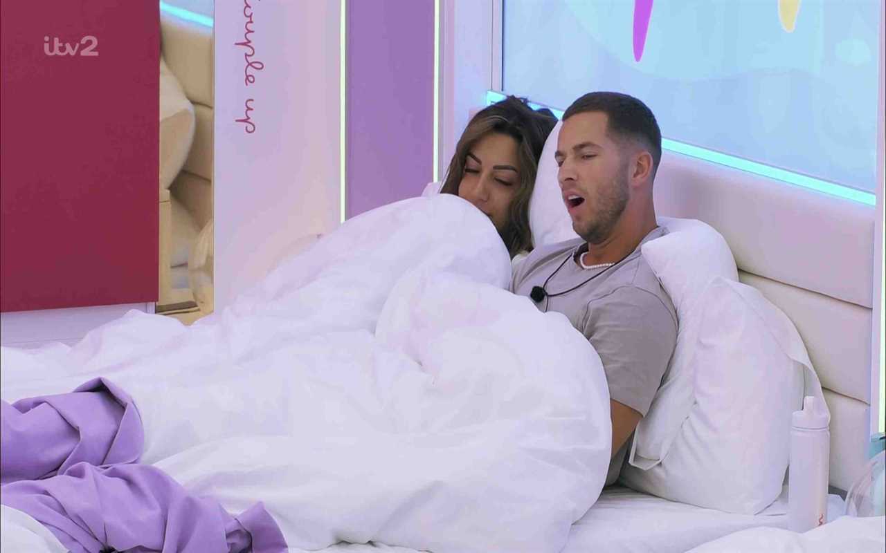 Tanyel suffers Love Island wardrobe malfunction on Unseen Bits that leaves her villa co-stars in stitches