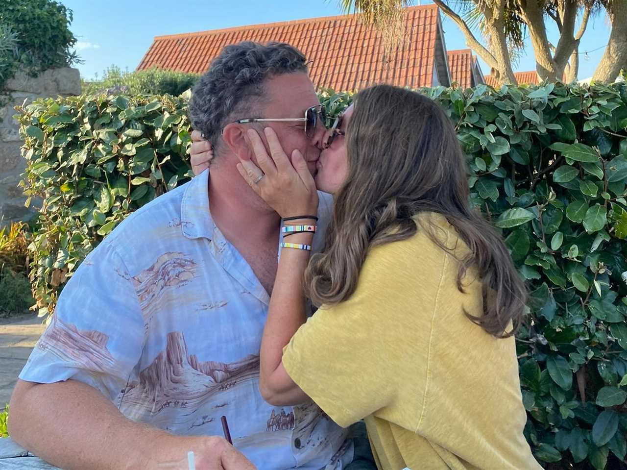 TV Chef looks unrecognisable as he kisses wife – can you tell who it is?