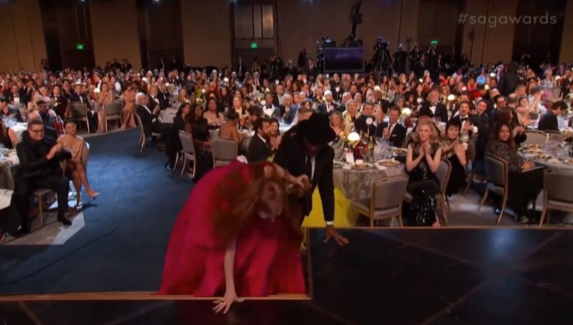 SAG Awards viewers shocked as Jessica Chastain falls down stairs in live TV moment