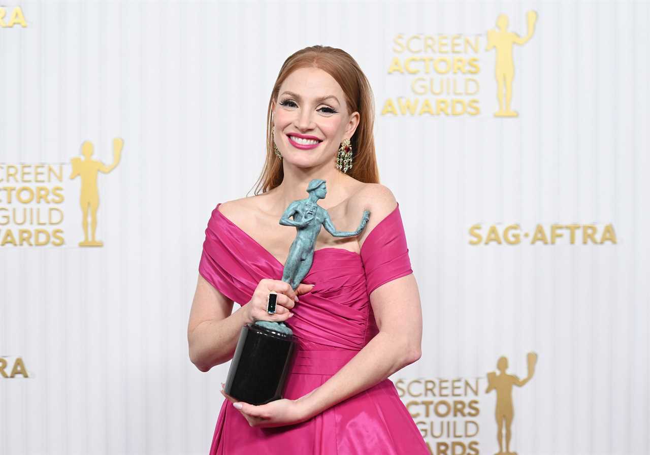 SAG Awards viewers shocked as Jessica Chastain falls down stairs in live TV moment