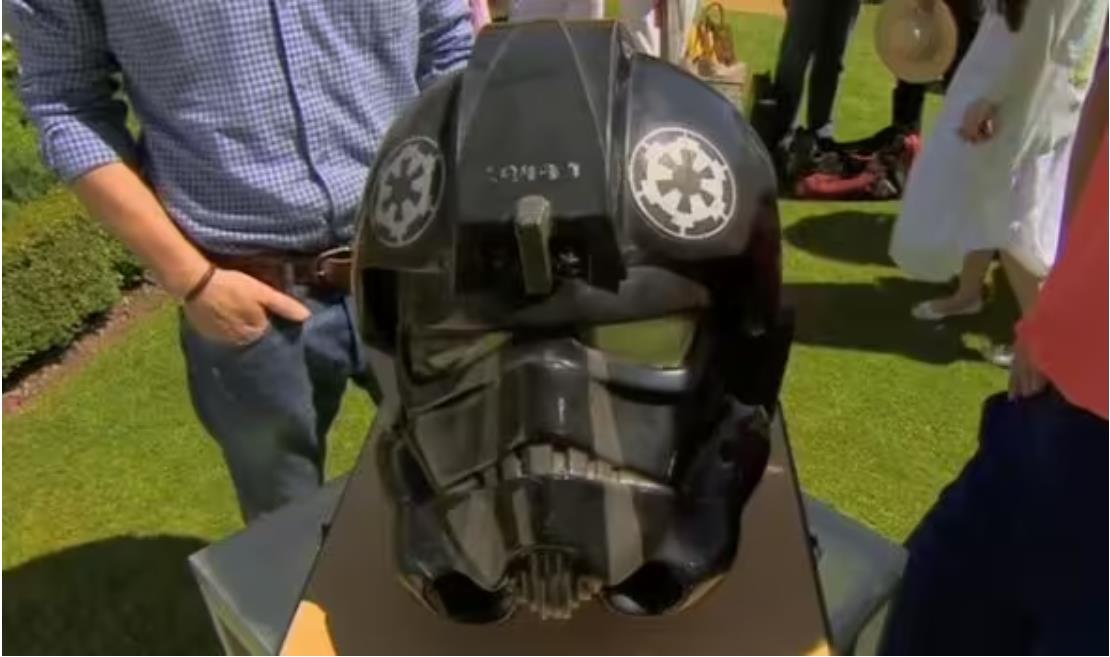 Antiques Roadshow guest throws hands in the air as Fiona Bruce knocks into £50k Star Wars item