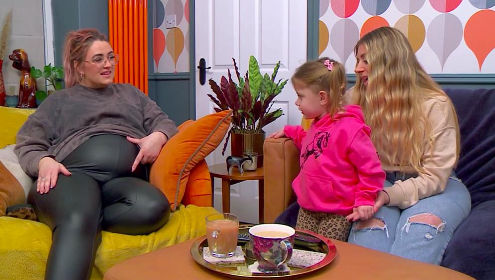 Gogglebox star Ellie Warner reveals baby’s gender as sister Izzi’s kids talk to her bump