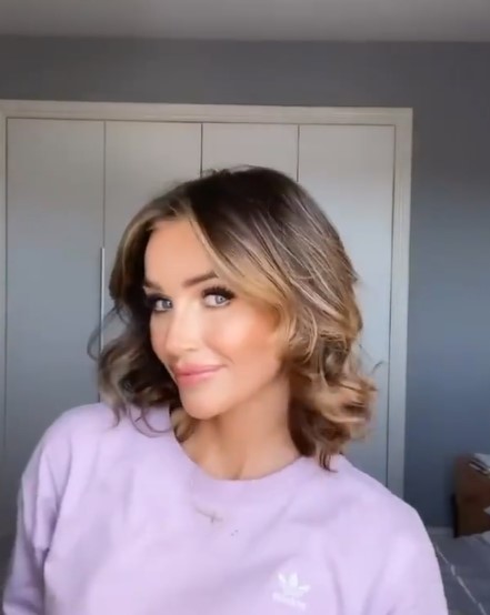 Pregnant Laura Anderson shows off ‘real’ short hair as she takes extensions out