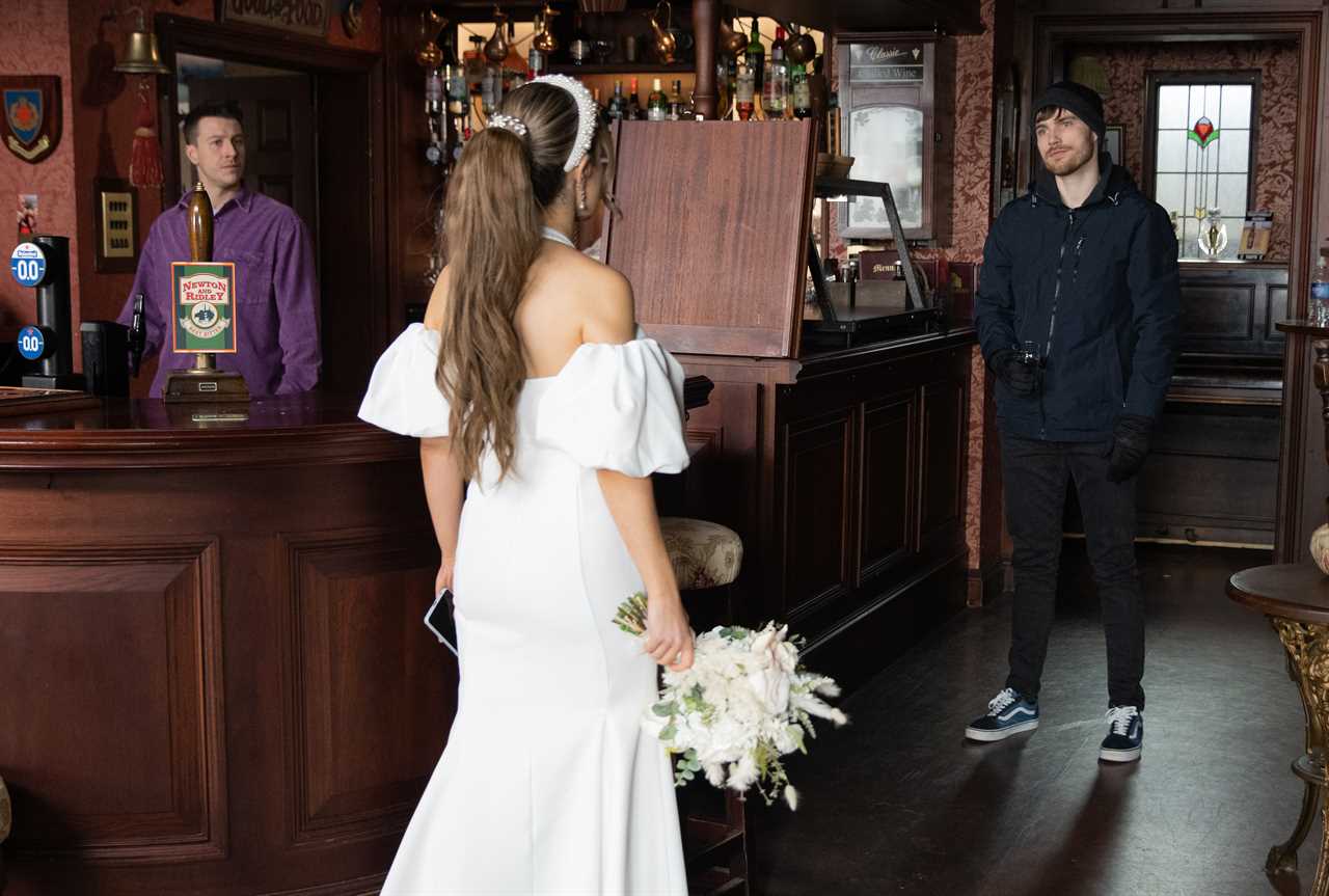 See the moment Coronation Street’s Daisy Midgeley suffers horrific acid attack on her wedding day after stalking hell