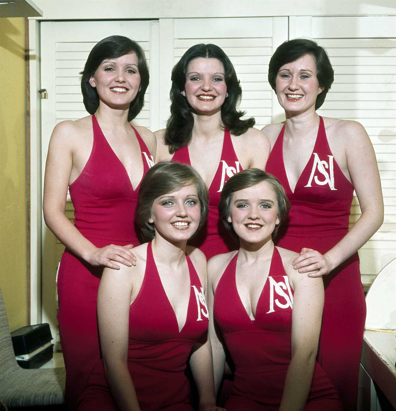 Portrait of the Irish girl group The Nolans, London, England, 1981. Top left to right Maureen, Anne and Bernadette, front left to right Linda and Denise. (Photo by George Wilkes/Hulton Archive/Getty Images)