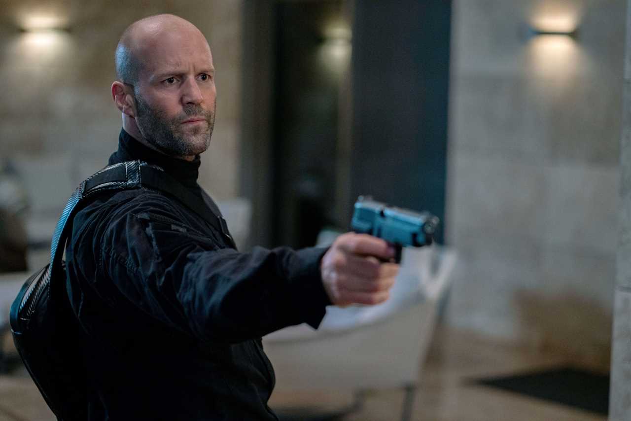 2M872YR Operation Fortune: Ruse de Guerre (2023 film). Starring Jason Statham