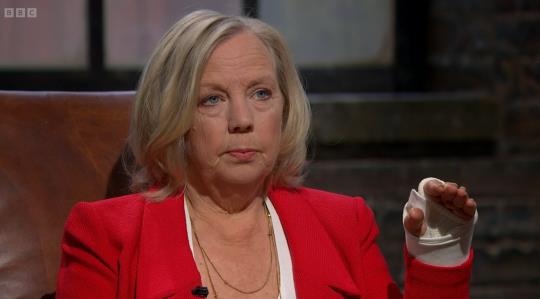 Dragons’ Den fans ‘scream’ at the TV as ‘disaster’ pitch sees Deborah Meaden withdraw offer after major blunder