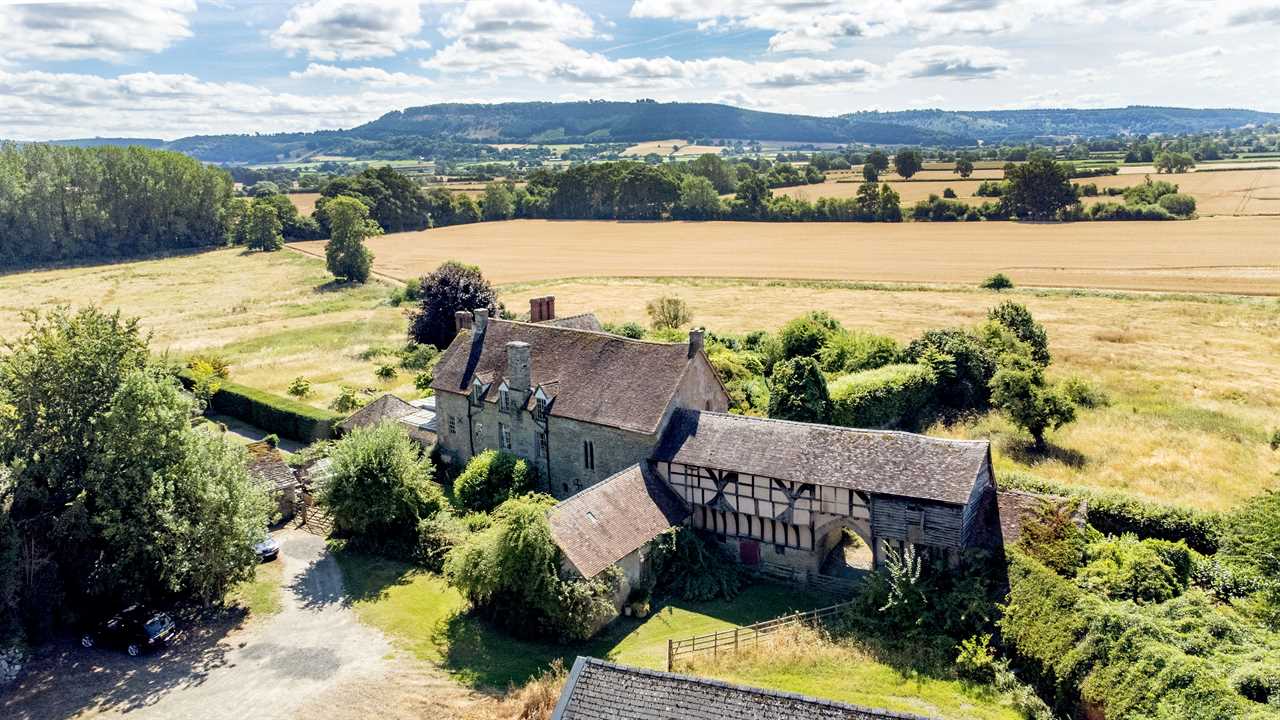 Inside Only Fools and Horses star John Challis’ former country house as it hits market for eye-watering price