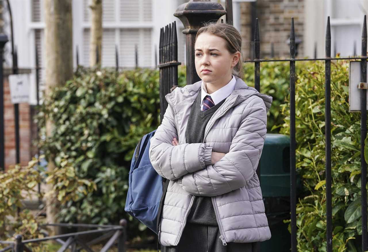 Amy Mitchell disappears and suffers panic attack in EastEnders