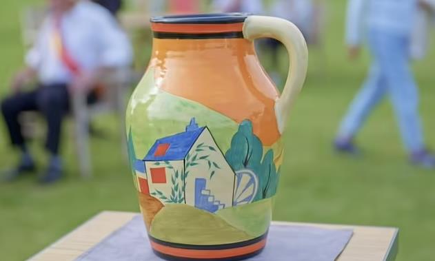 Antiques Roadshow guess left open mouthed after learning value of ‘disliked’ vase that cost just £5