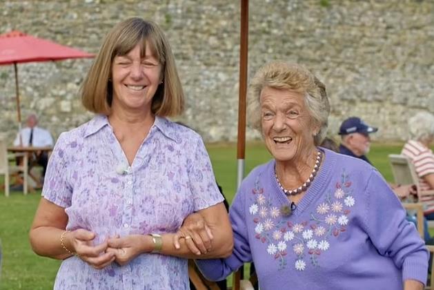 Antiques Roadshow guess left open mouthed after learning value of ‘disliked’ vase that cost just £5