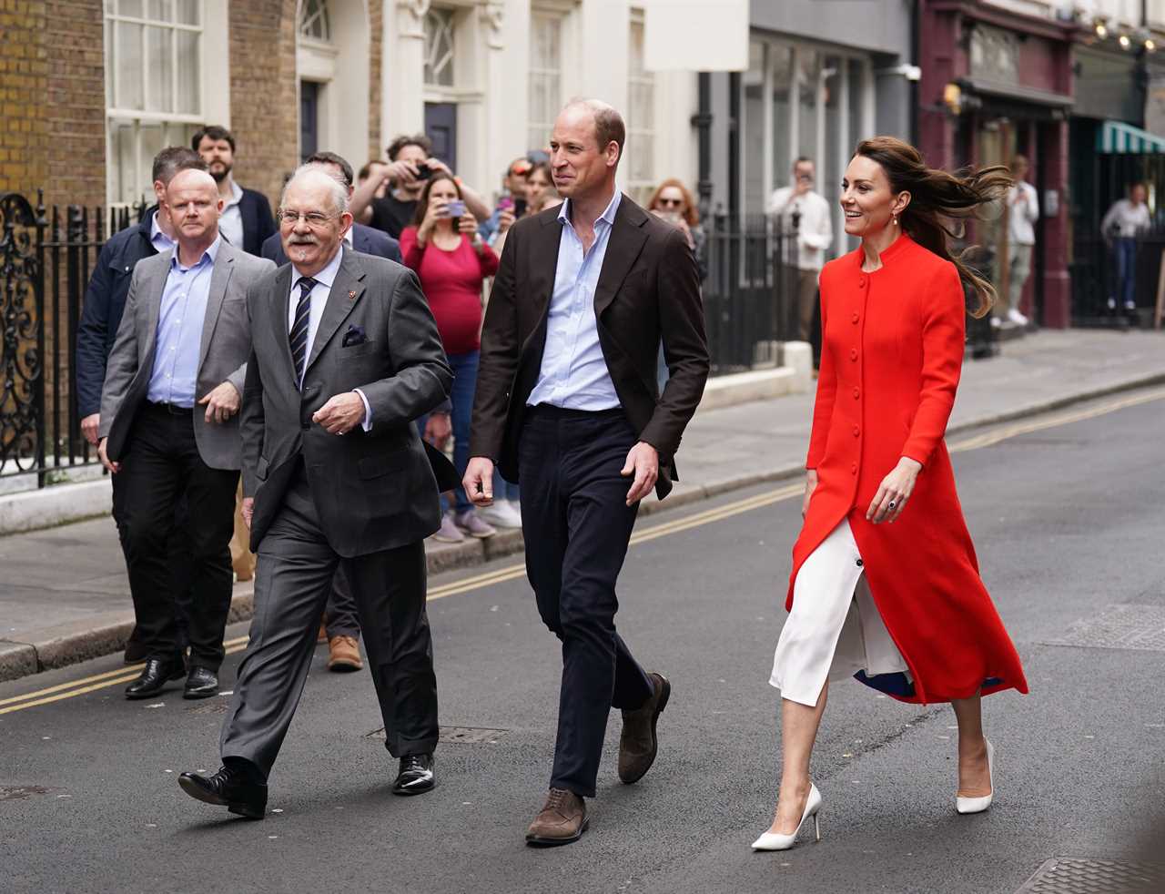 Princess Kate and Prince William take Elizabeth line to pub to raise a pint ready for King Charles’ coronation