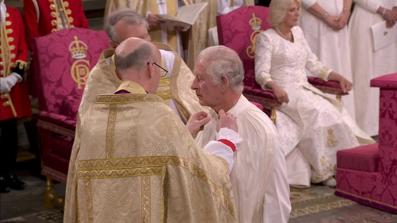 Prince William seals dad King Charles’ coronation with a kiss as he vows loyalty to his father