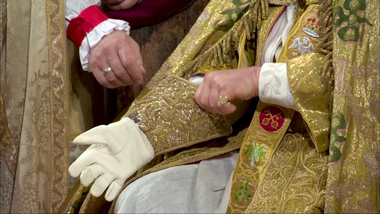 Prince William seals dad King Charles’ coronation with a kiss as he vows loyalty to his father