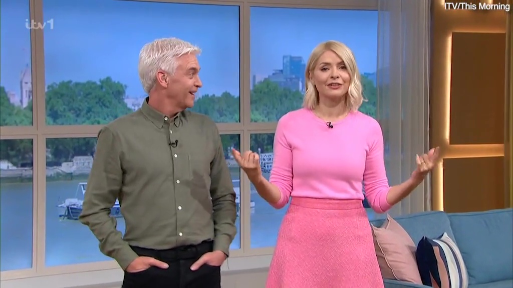 Holly Willoughby breaks her silence as she poses for glam selfie with rarely-seen sister after This Morning feud