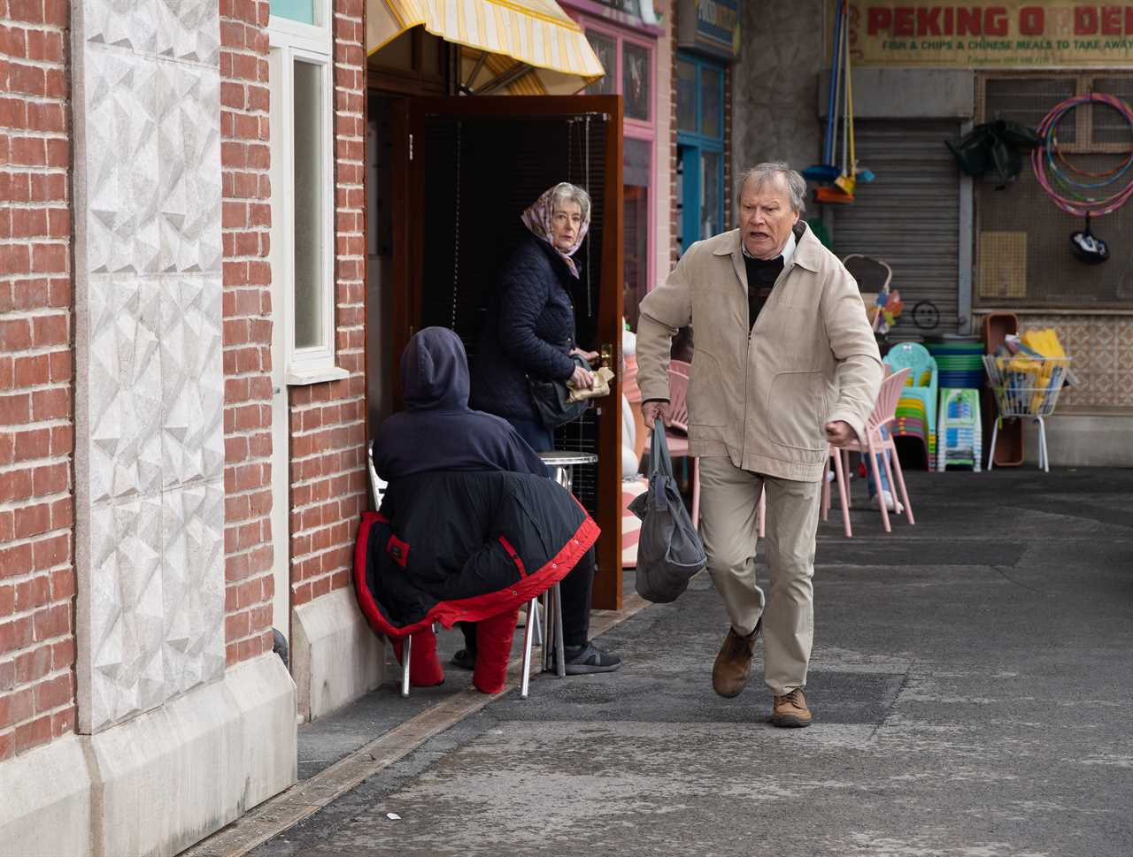 Roy Cropper rushed to hospital in terrifying health crisis in Coronation Street