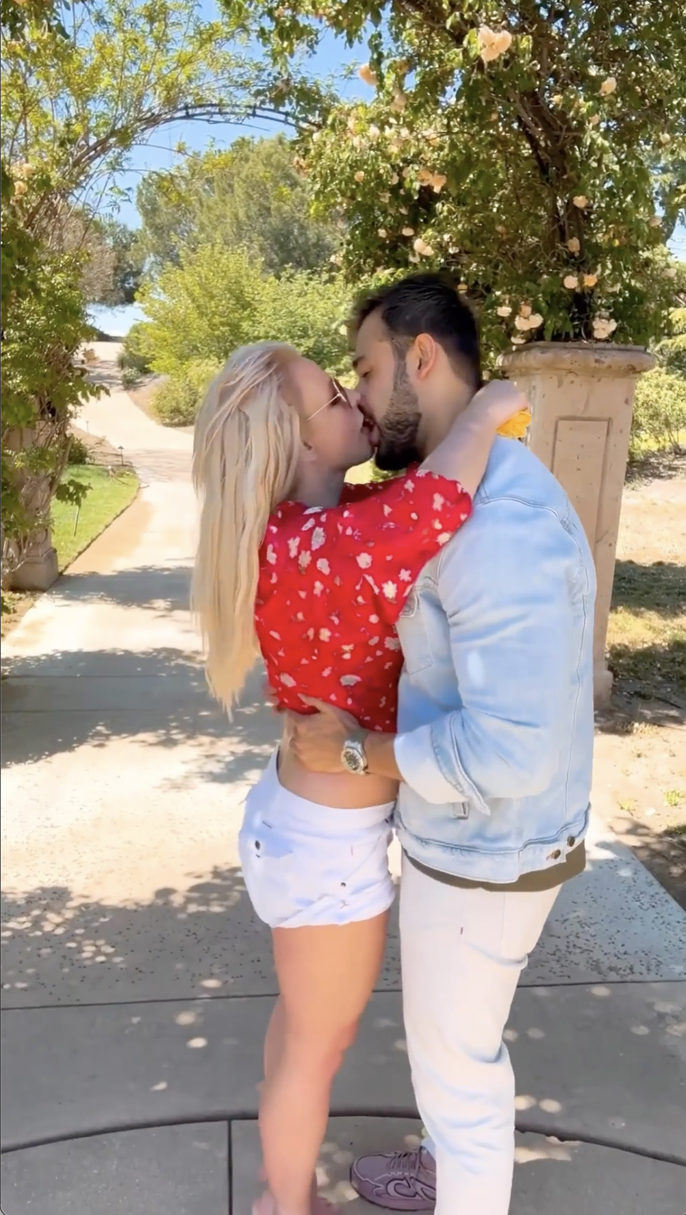 Britney Spears shares new video of raunchy makeout with husband Sam Asghari amid rumors they’re headed for a split