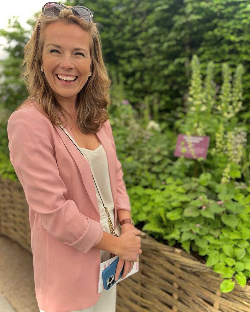 Christina Trevanion is worlds away from Bargain Hunt in ‘gorgeous pic from Chelsea Flower Show