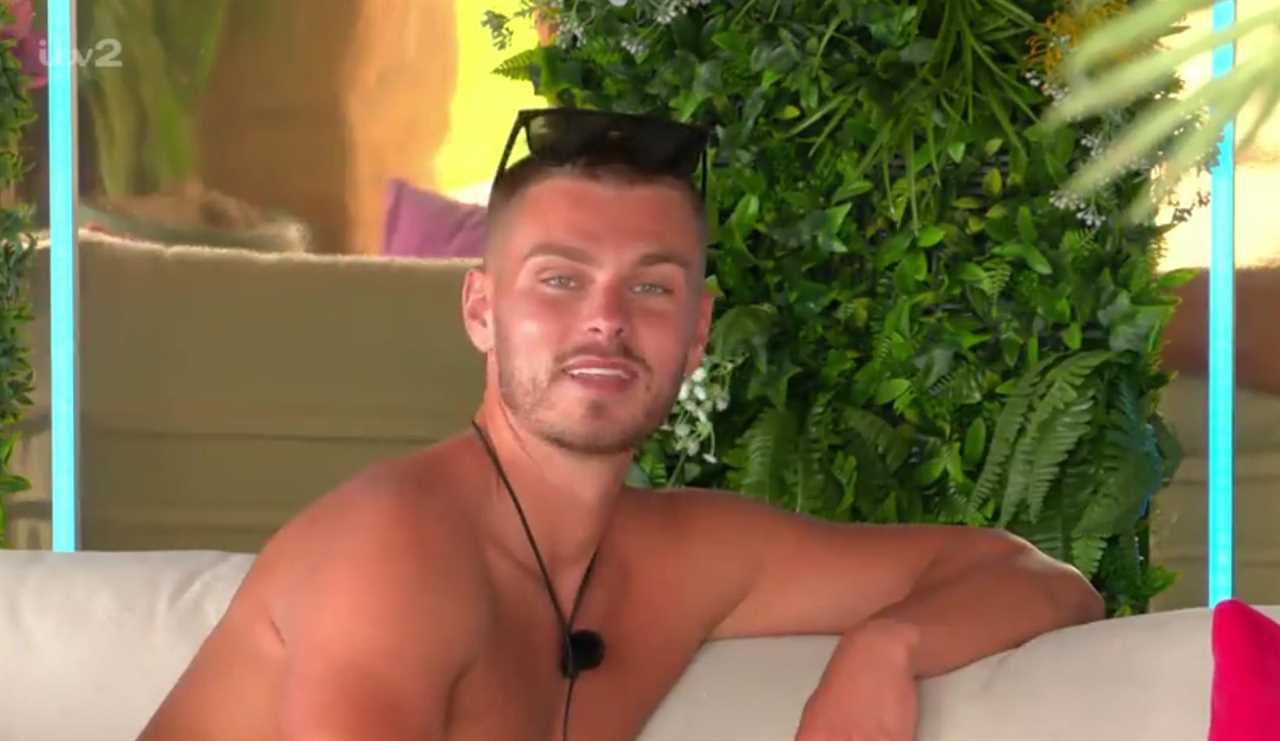Love Island’s George leaves viewers in stitches with chat up blunder as he tries to steal Molly from Mitchell