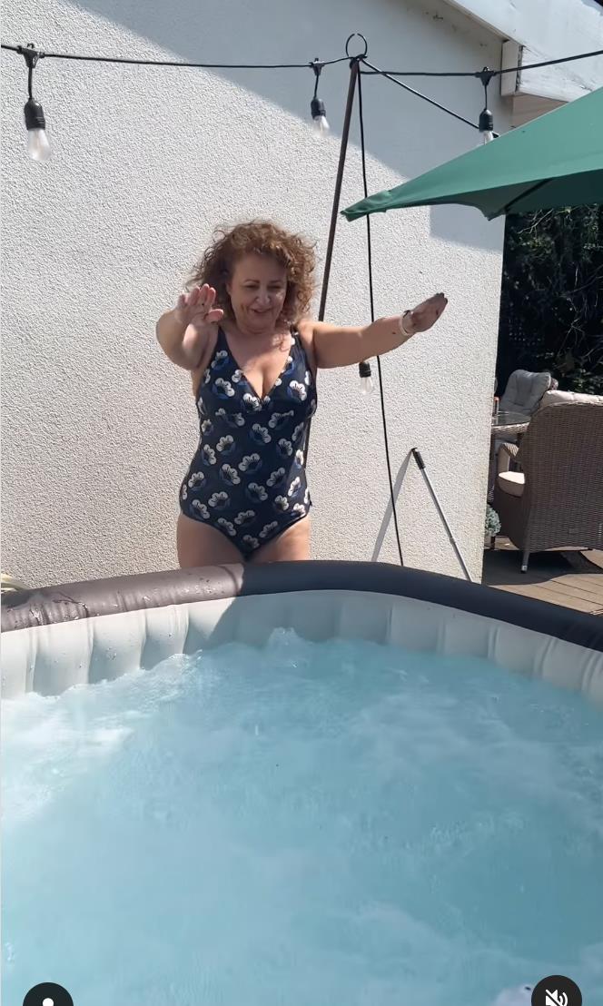 Loose Women’s Nadia Sawalha strips down to swimsuit before epic paddling pool fail