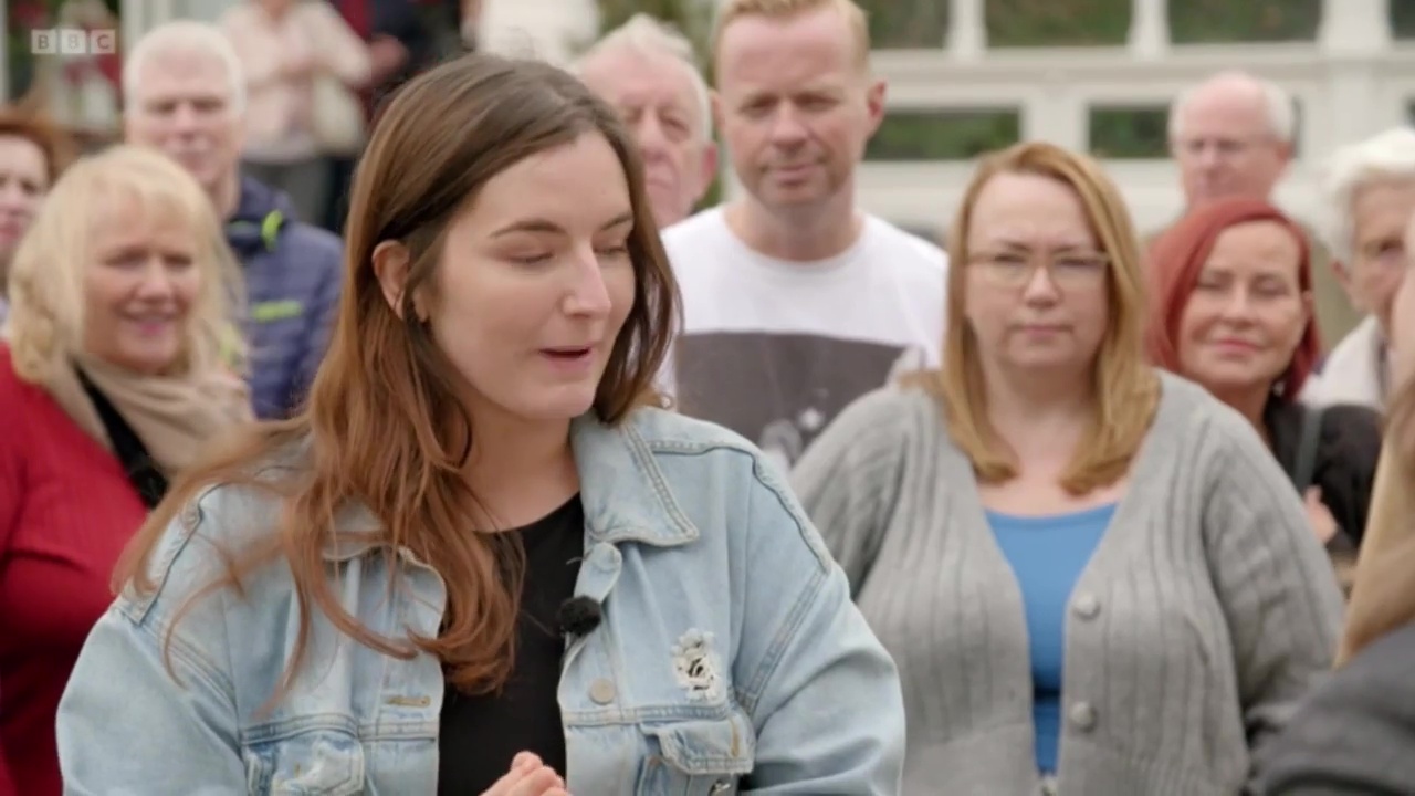 Antiques Roadshow guests gasps as she learns royal connection and true value of nan’s necklace