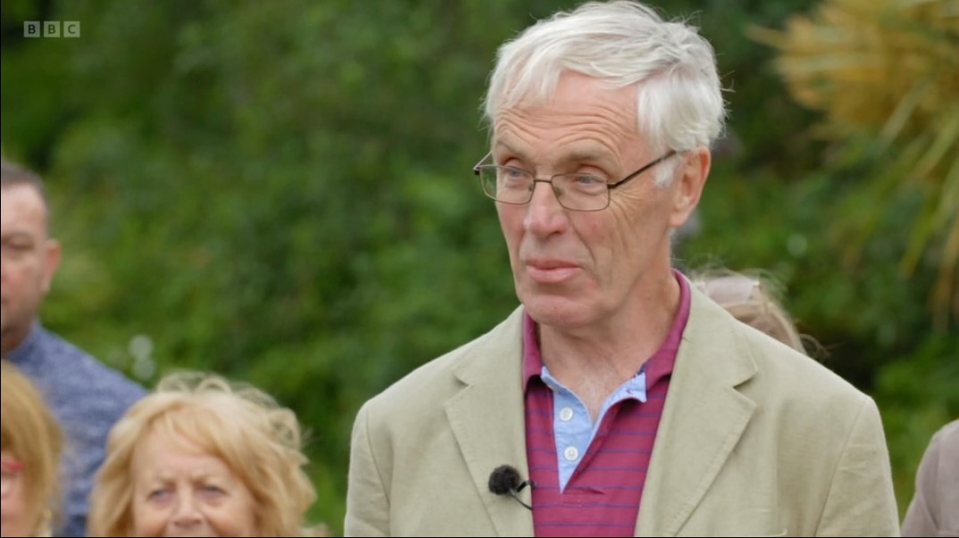 Antiques Roadshow guest
mortified as he learns pathetic value of glass collection