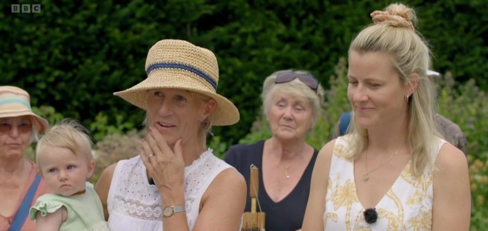 Antiques Roadshow guests clutches hand to mouth as she learns life-changing truth about golden brooch