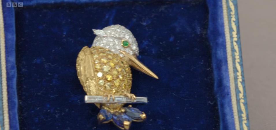 Antiques Roadshow guests clutches hand to mouth as she learns life-changing truth about golden brooch