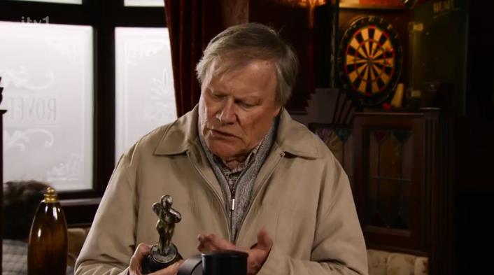 Coronation Street fans ‘work out’ shock love triangle for Roy Cropper after pub quiz scenes