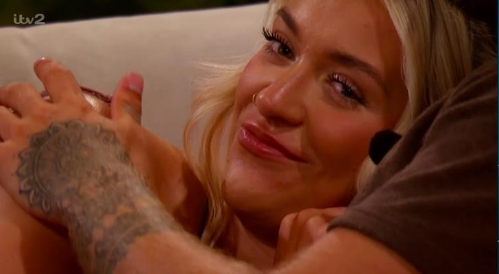 Love Island fans in hysterics and all say the same thing as Molly and Zach reunite with a passionate kiss