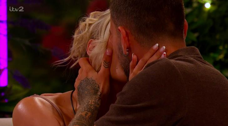 Love Island fans in hysterics and all say the same thing as Molly and Zach reunite with a passionate kiss