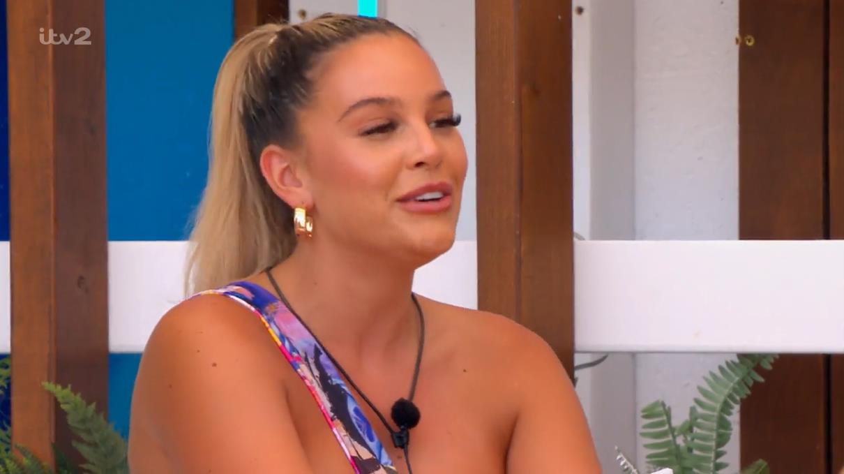 Love Island fans all saying the same thing about Ella Barnes’ stunning mum as she enters the villa