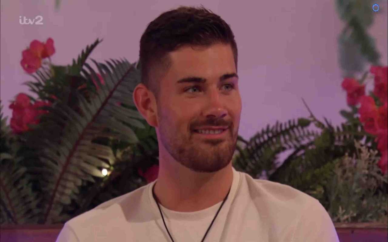 Love Island feud ‘exposed’ as fans spot islander ‘looks disgusted’ during talent show