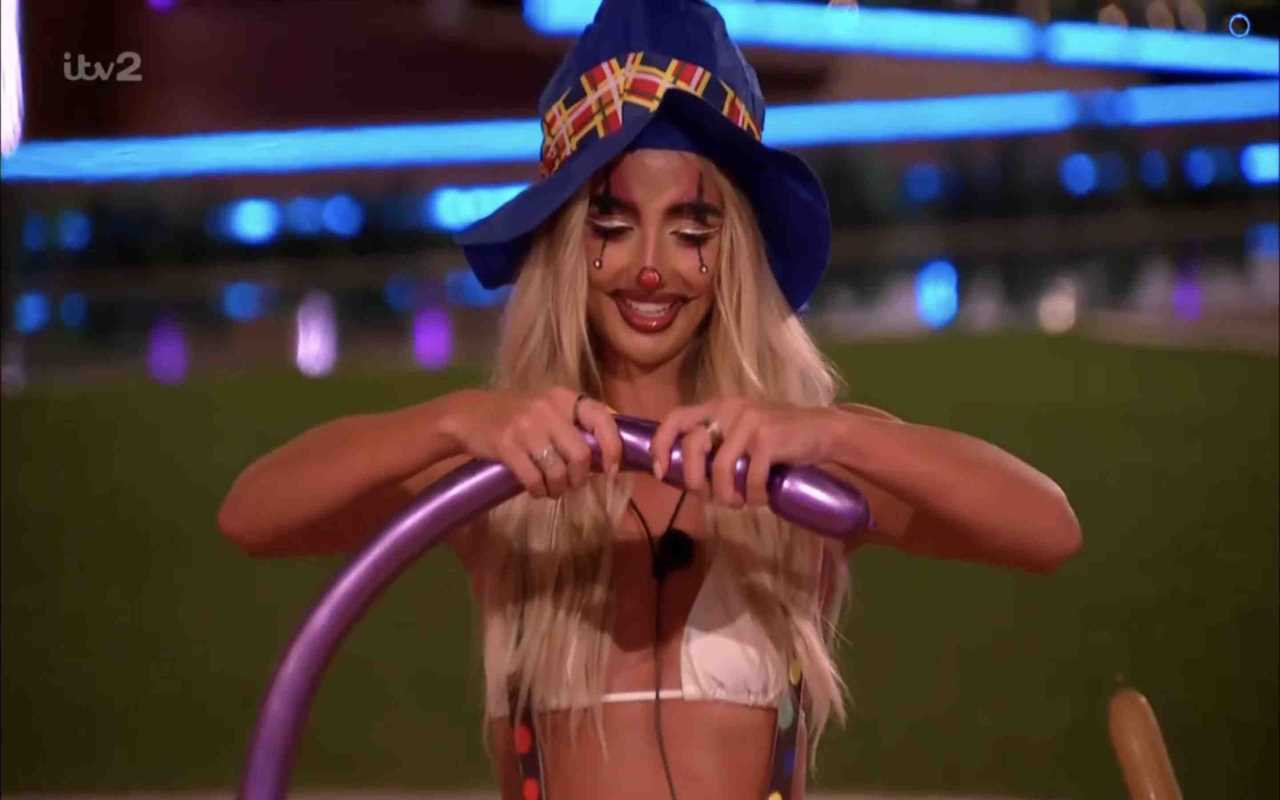 Love Island feud ‘exposed’ as fans spot islander ‘looks disgusted’ during talent show