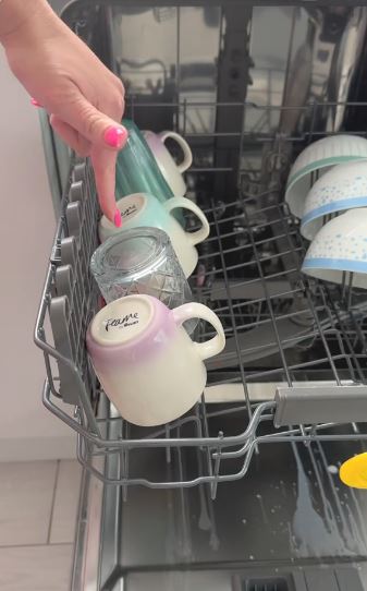 I’m the Queen of Clean & you’re loading your dishwasher all wrong – stop putting glasses next to each other for a start