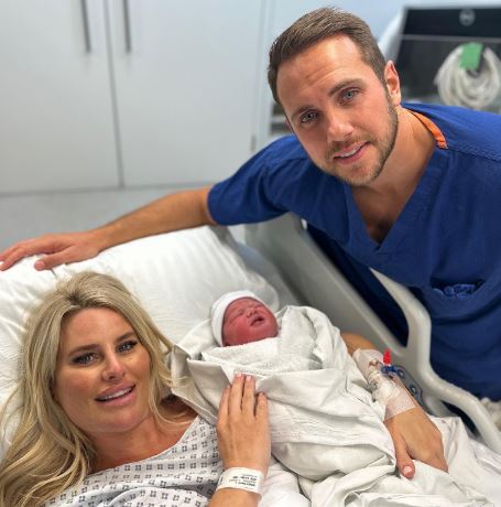 Danielle Armstrong praised for showing off real body just 10 days after giving birth