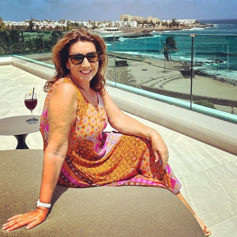 Jane McDonald fans have a burning question as she parades ‘ageless’ figure in skimpy two-piece