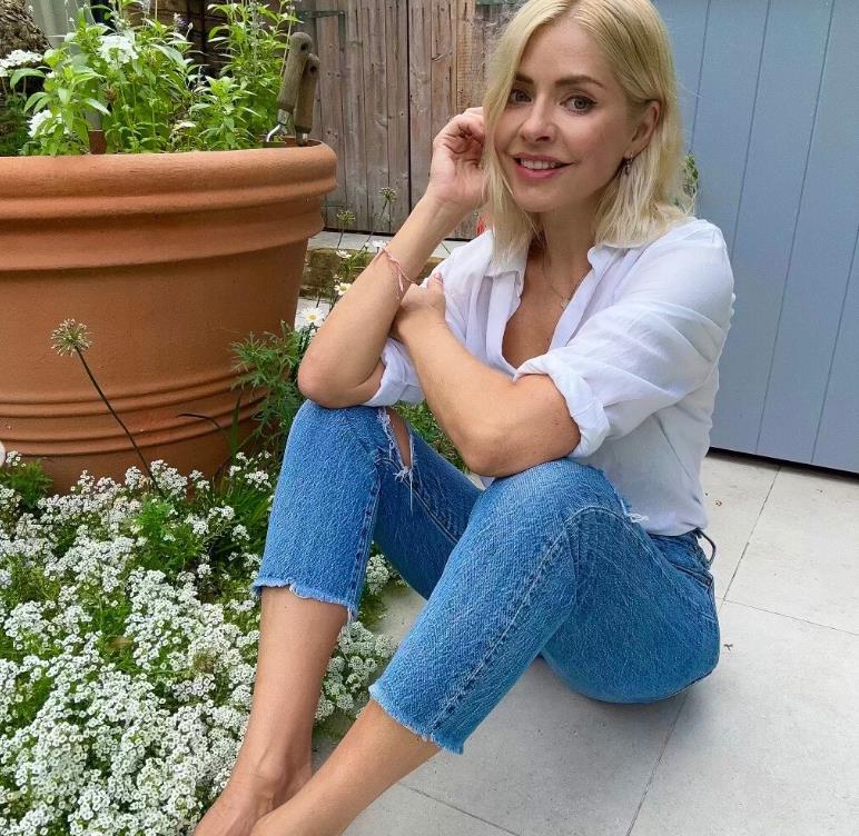 Holly Willoughby showcases natural beauty in casual garden shoot