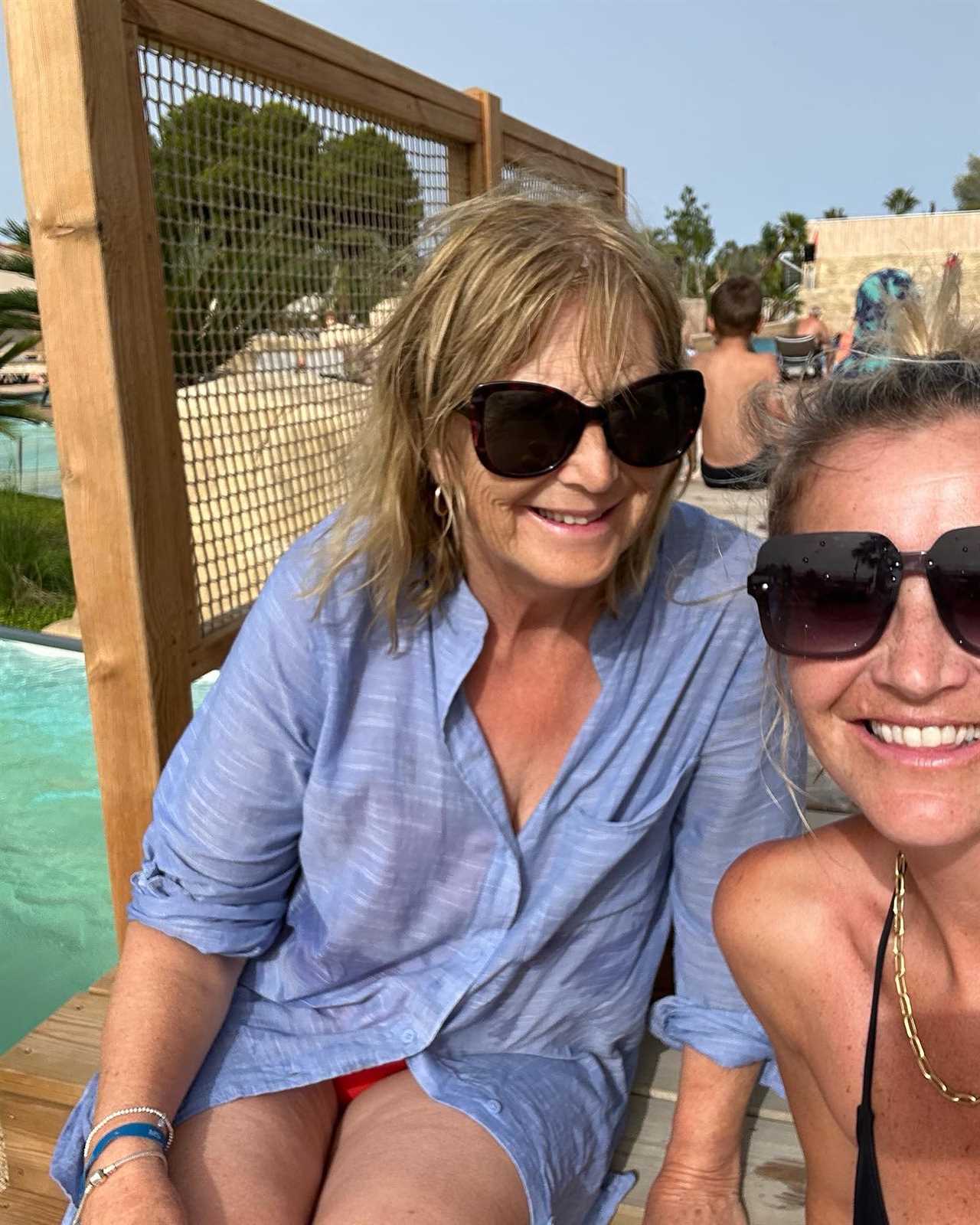 Countryfile’s Helen Skelton stuns in beach photos with her mum to celebrate birthday