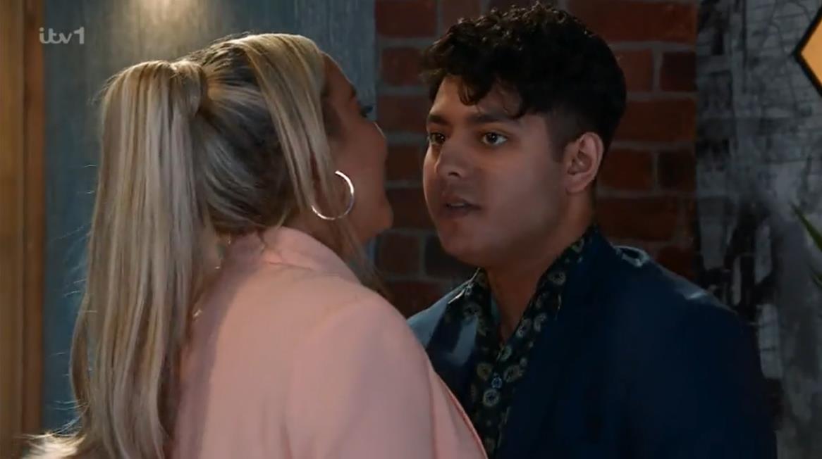 Coronation Street viewers disgusted as character initiates illicit affair with teenager in front of his father