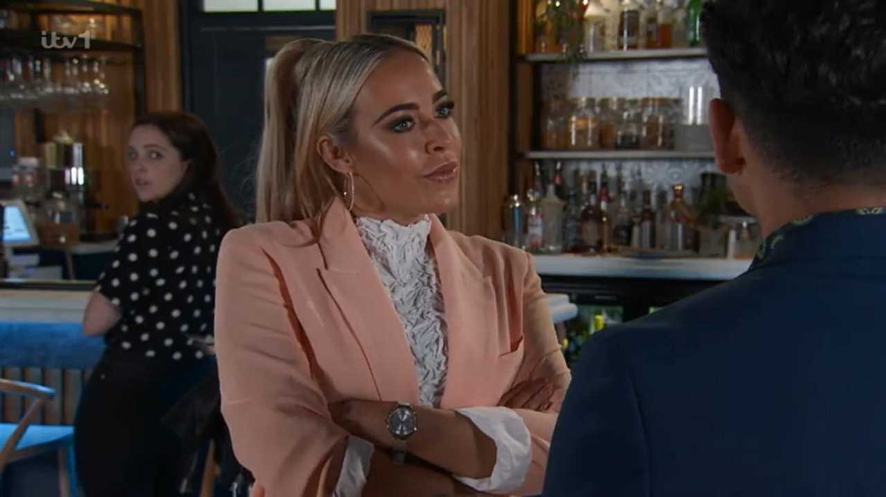 Coronation Street viewers disgusted as character initiates illicit affair with teenager in front of his father