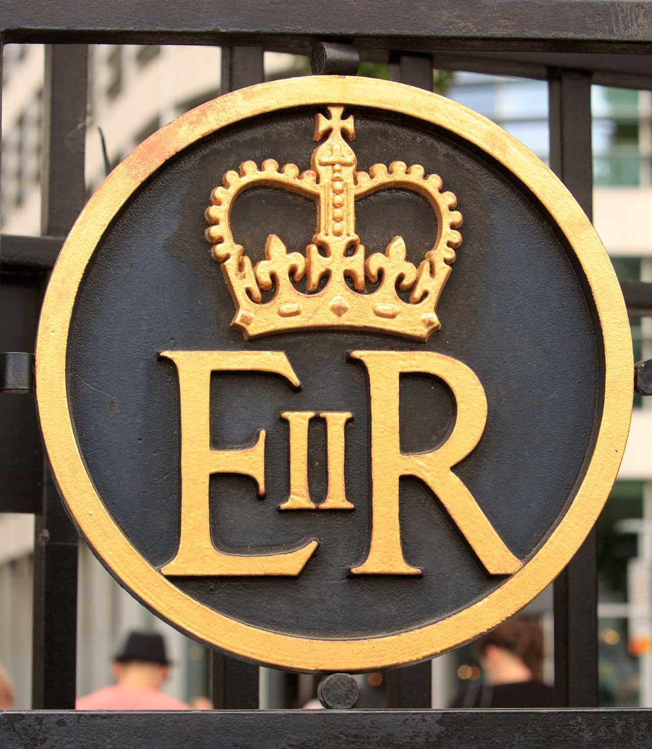 What does ER stand for in the Queen's signature?