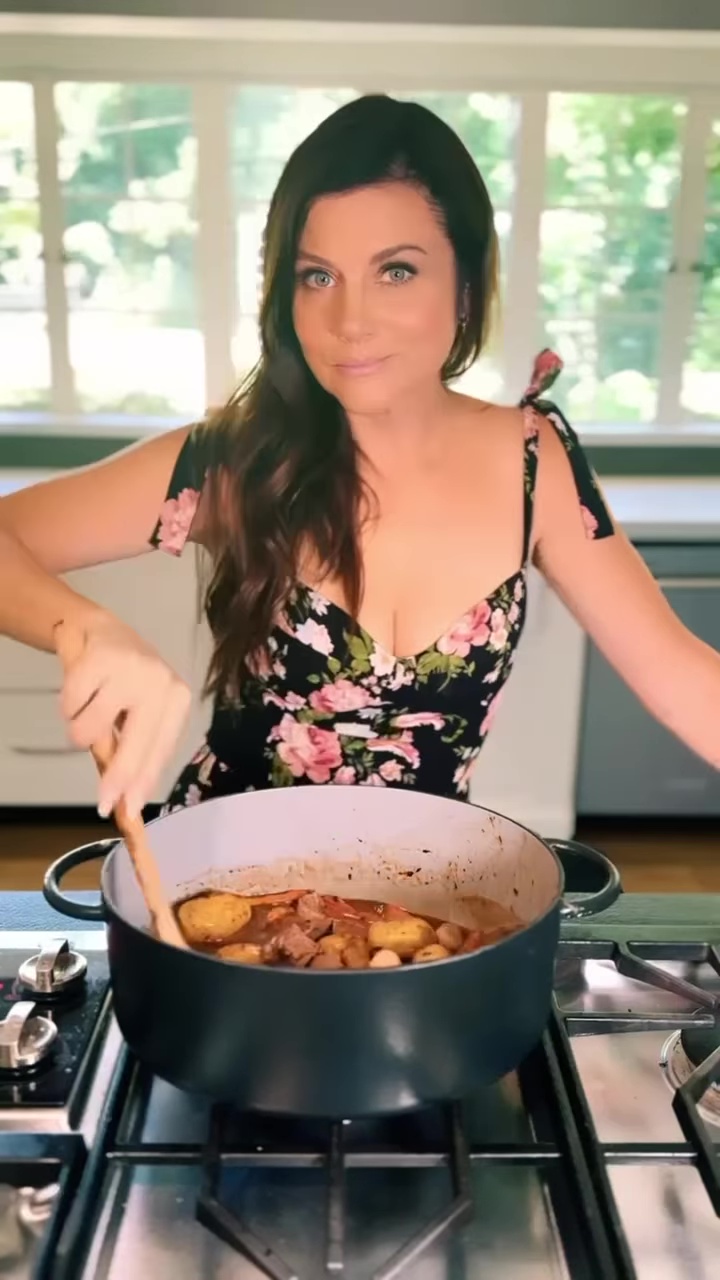 Actress Tiffani Thiessen stuns fans with flawless appearance in new cooking video