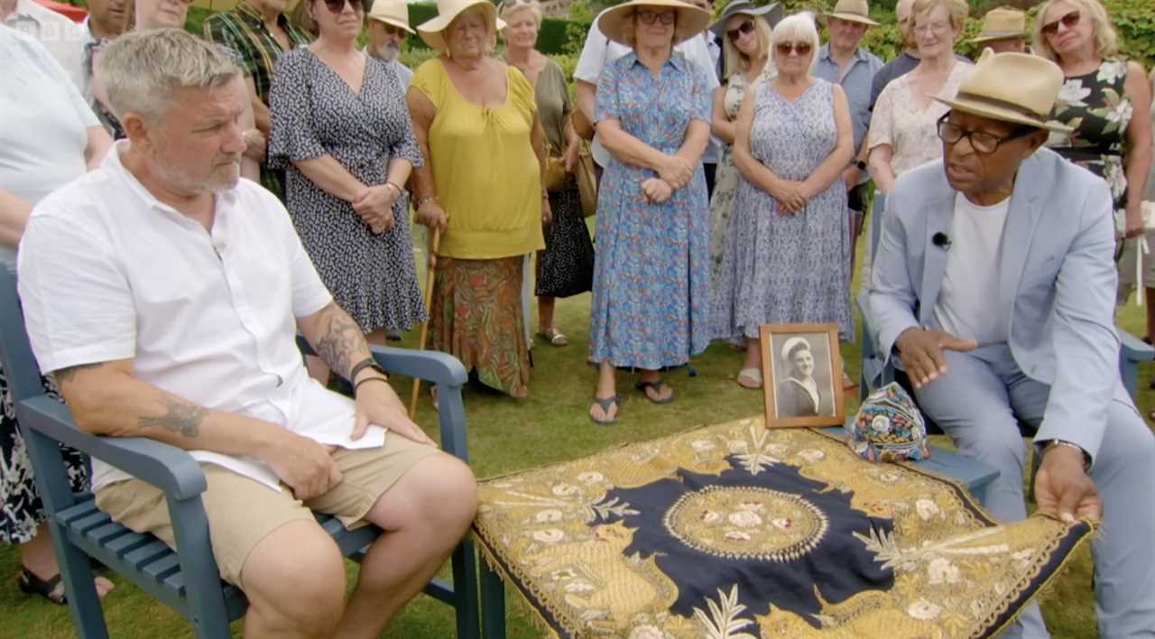 Antiques Roadshow Guest Stunned by Value of Old Tea Cosy and Table Cloth